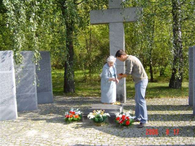 Zdjęcie dokumentujące pracę uczniów na cmentarzu