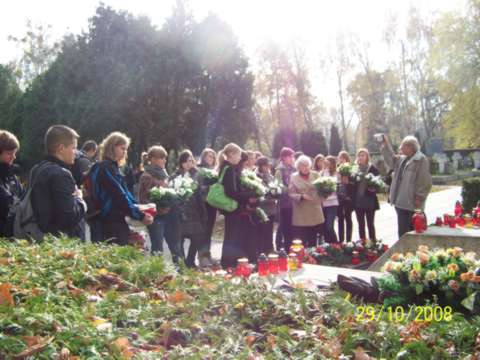 Zdjęcie dokumentujące pracę uczniów na cmentarzu