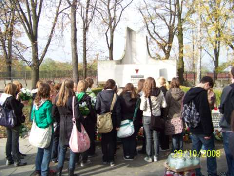 Zdjęcie dokumentujące pracę uczniów na cmentarzu