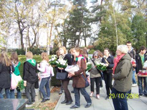 Zdjęcie dokumentujące pracę uczniów na cmentarzu